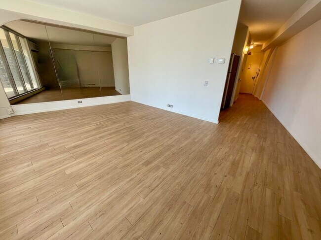 Foto del edificio - 300 N State St