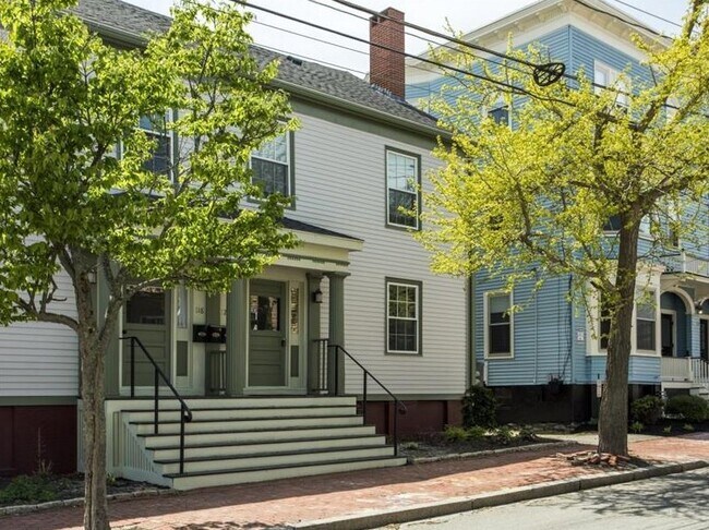 Building Photo - 120 Brackett St