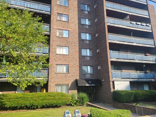 Building Photo - 32 Whites Ave