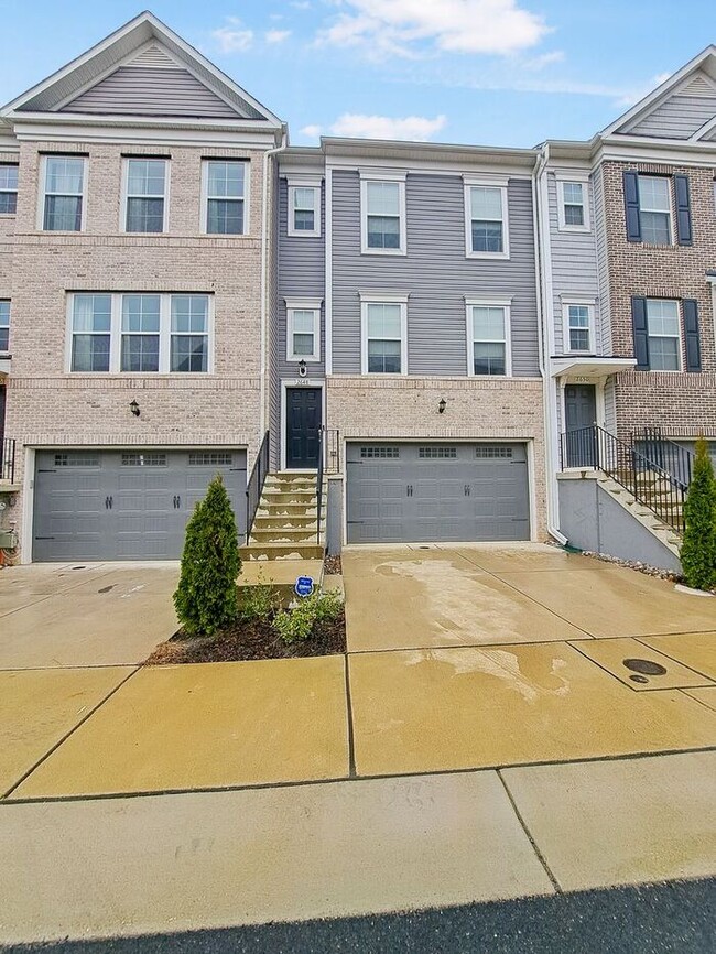 Building Photo - Modern 3-Level Pet Friendly Townhome in Up...