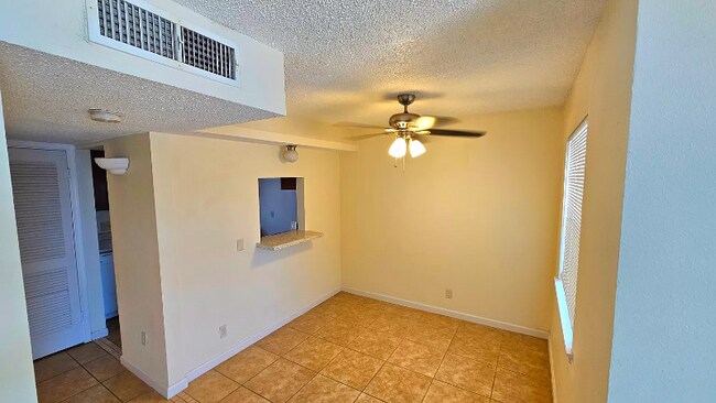 Foto del edificio - 333 Eubank Ct