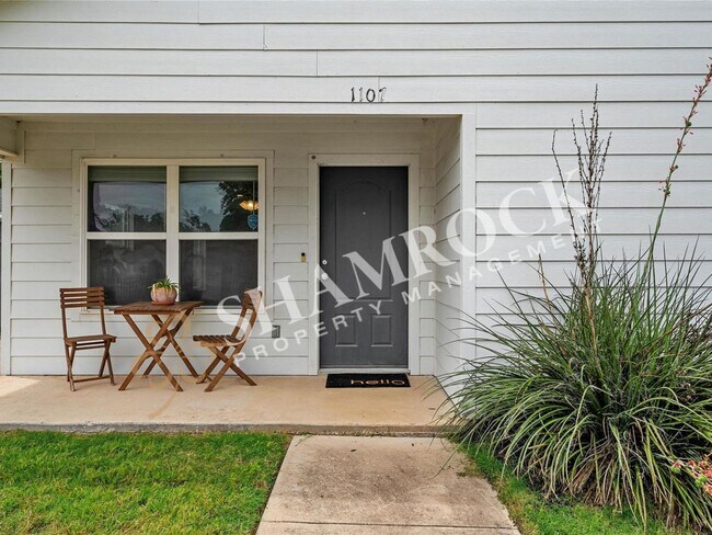 Foto del edificio - 1107 Primrose Dr