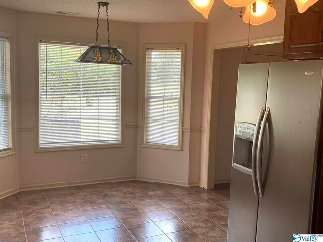 Foto del edificio - 18400 Belmont Cir