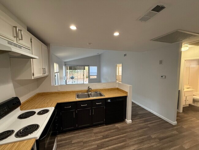 Foto del edificio - 7135 Shadow Crest Dr