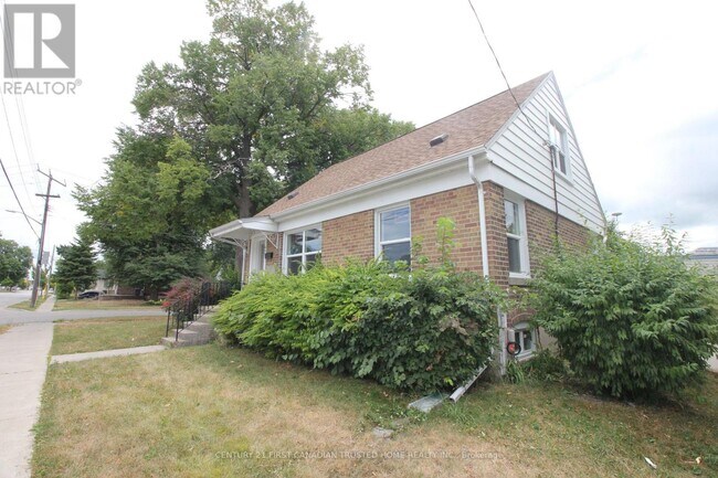 Building Photo - 633 Confederation St