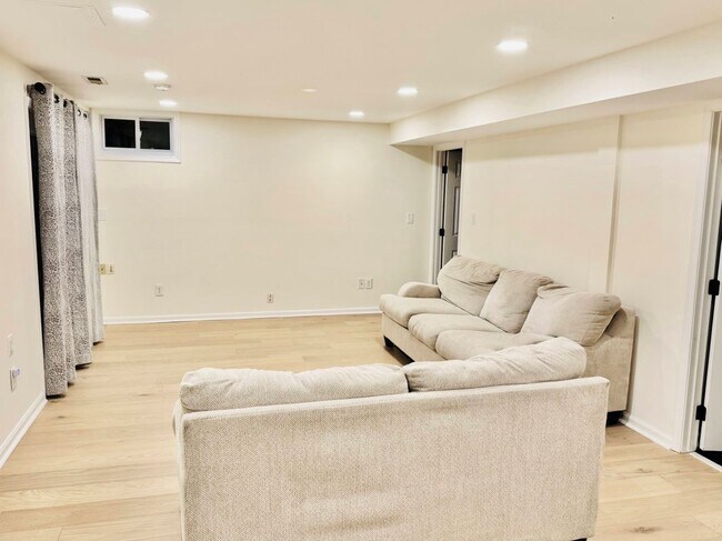 Foto del edificio - 1033 Riva Ridge Dr