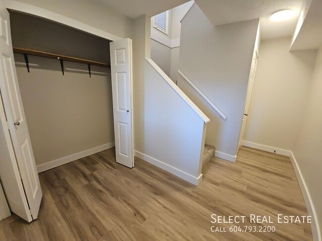 Photo du bâtiment - 9705 McNaught Rd