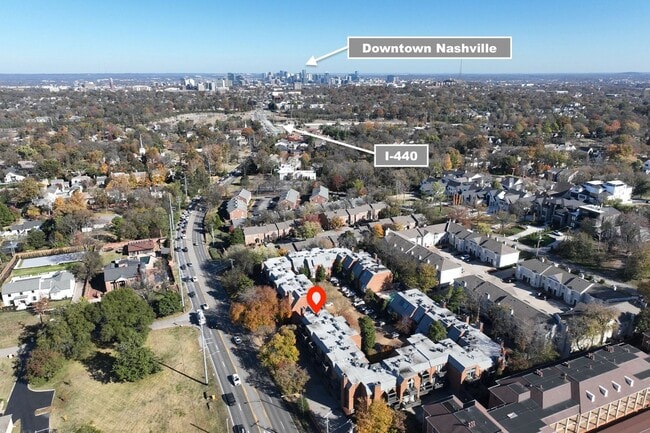 Foto del edificio - **PERFECTLY SITUATED TOWNHOME IN GREEN HIL...