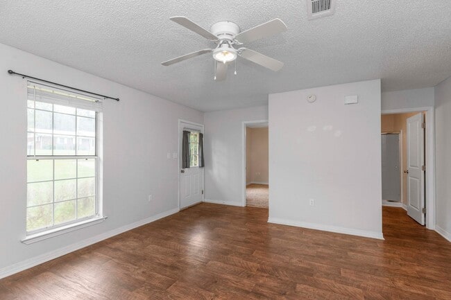 Building Photo - AVAILABLE IN OCTOBER! 2 beds 1 bath