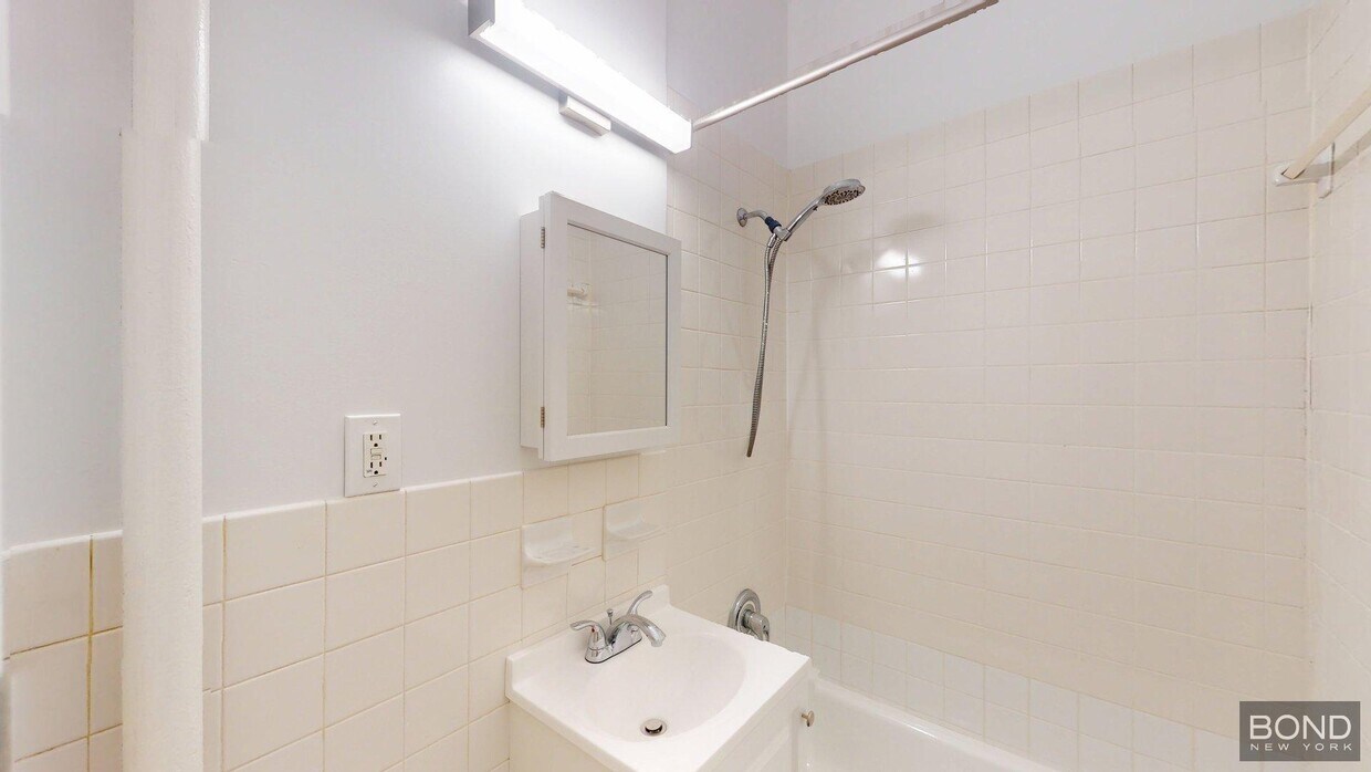 Foto del edificio - 318 E 89th St