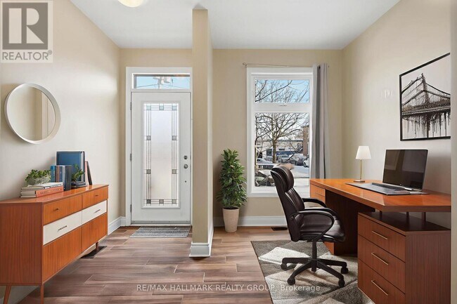 Building Photo - 290 Cambridge St N