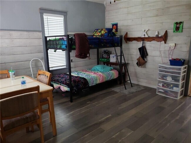 Building Photo - 2 Bed 1 Bath Close to CV Tech