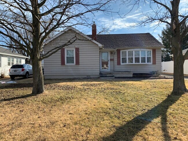 Building Photo - Nice Bungalow in Beech Grove with a Basement!