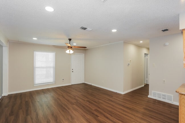 Foto del edificio - 441 NW Jayellen Ave