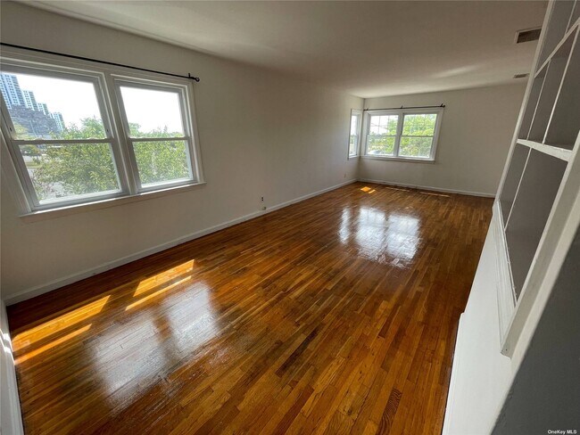 Foto del edificio - 13-12 Seagirt Blvd