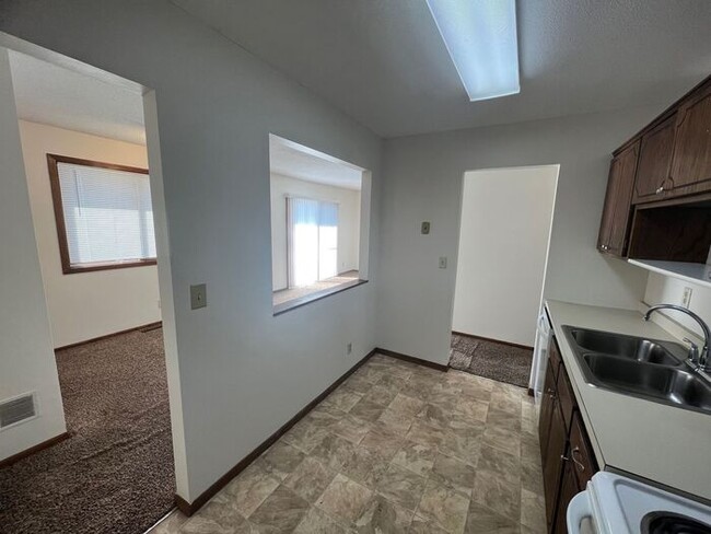 Building Photo - Upper Unit in 4Plex for Available Septembe...