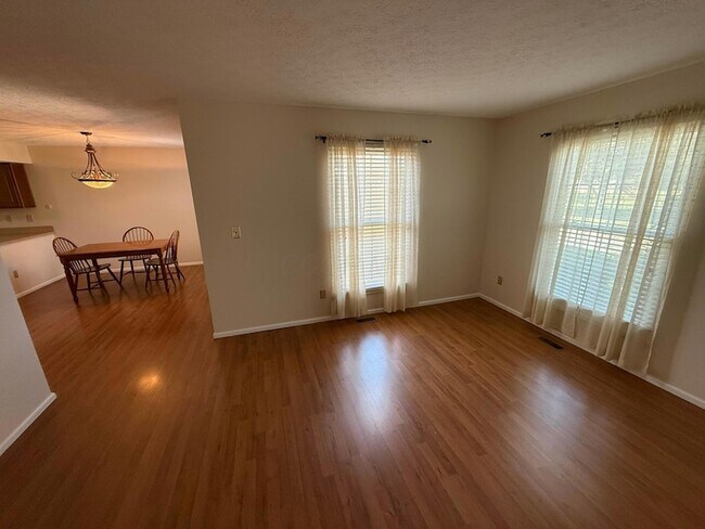 Foto del edificio - 430 Williamsburg Ln NW