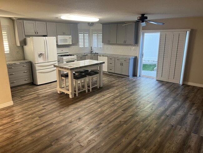 Kitchen - 27530 Sierra Madre Dr