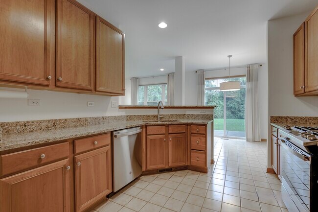 Building Photo - 462 Pine Lake Cir