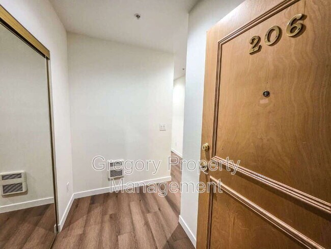 Foto del edificio - 12439 Totem Lake Way