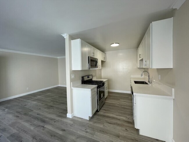 Foto del edificio - 7972 Norton Ave