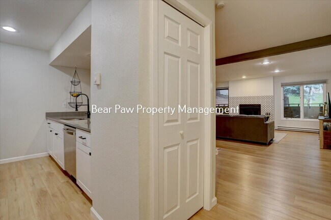 Building Photo - Charming 2-Bedroom Condo in Genesee!