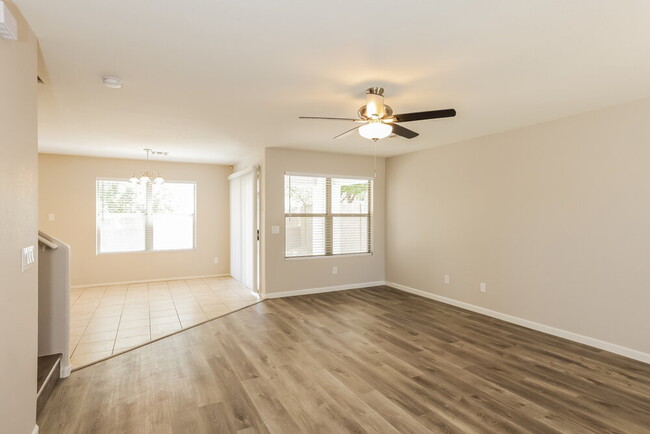 Building Photo - 727 E Rose Marie Ln