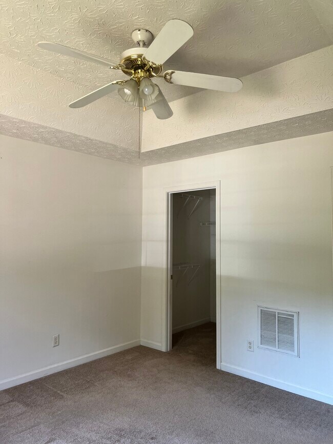 Building Photo - 3985 Hidden Hollow Dr