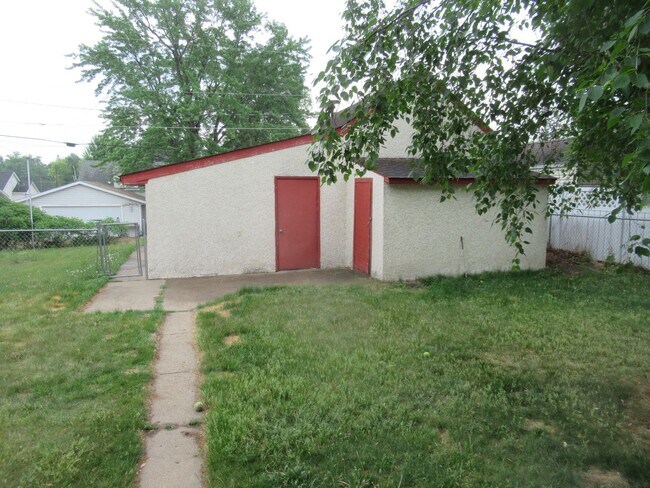Foto del edificio - 3 bedroom house with garage