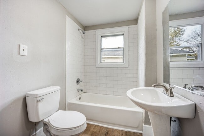 Building Photo - Freshly Updated 2 Bedroom House