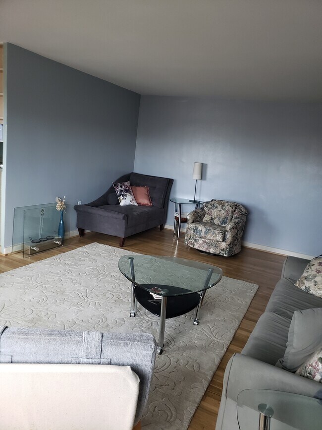 Sala de estar - 1300 S Arlington Ridge Rd