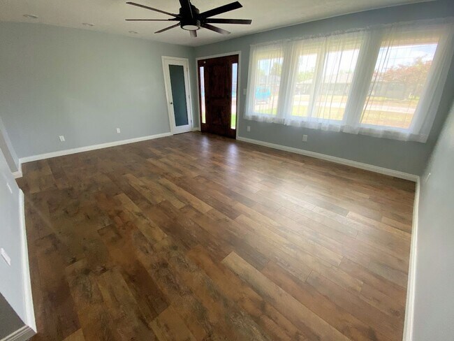 Foto del edificio - Newly Renovated 3-Bed Home in Tranquil Wes...