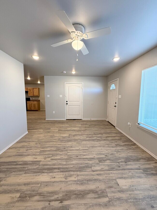 Building Photo - 1520 E 13th St