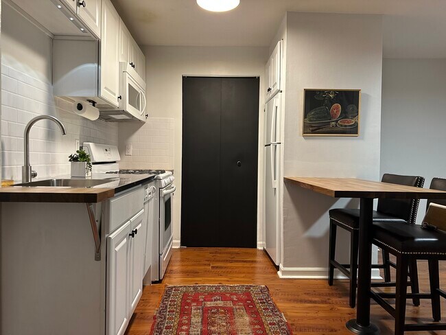 UPDATED KITCHEN - 982-2 Hatch St