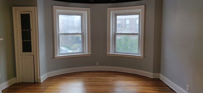 Convenient Brighton Location, Steps from the T Stop, Central Heat/AC, Laundry is on a Site - Convenient Brighton Location, Steps from the T Stop, Central Heat/AC, Laundry is on a Site Apartment