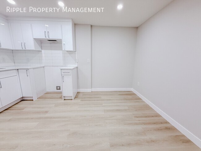 Photo du bâtiment - NEWLY RENOVATED 4 BEDS, 1 BATHS LOWER UNIT
