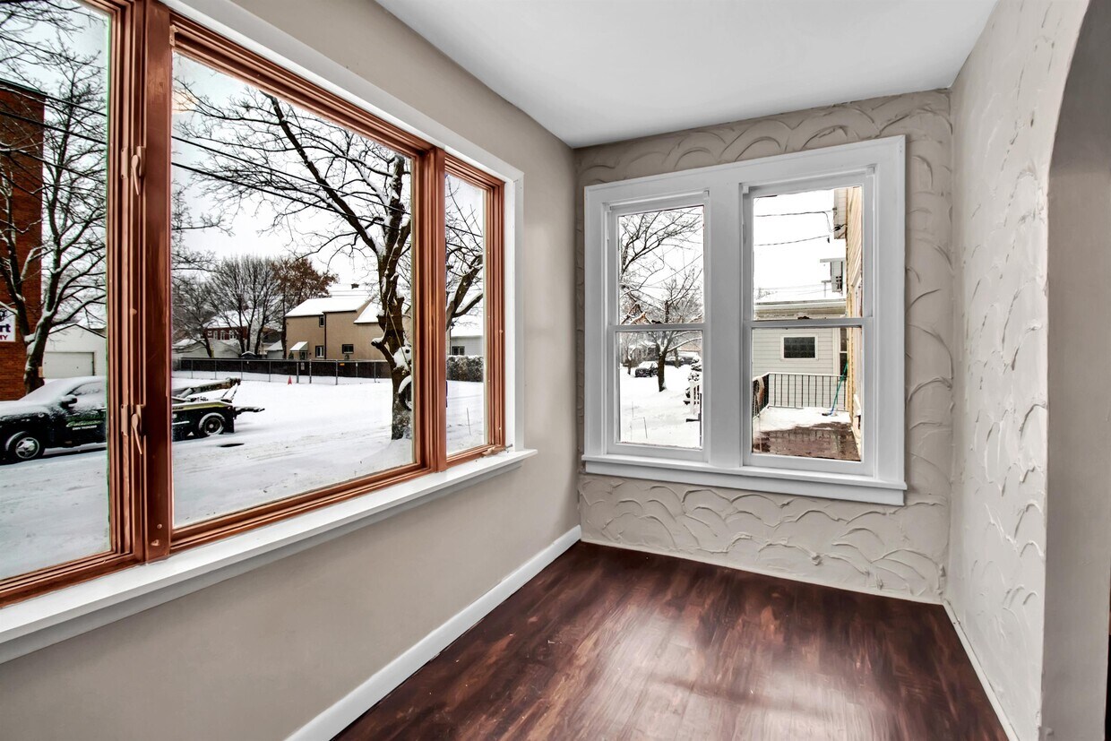 Primary Photo - 125 Schiller St