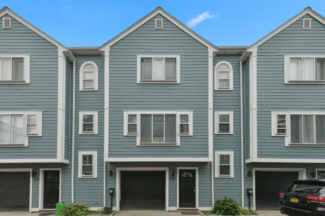 Building Photo - 335 W 4th St