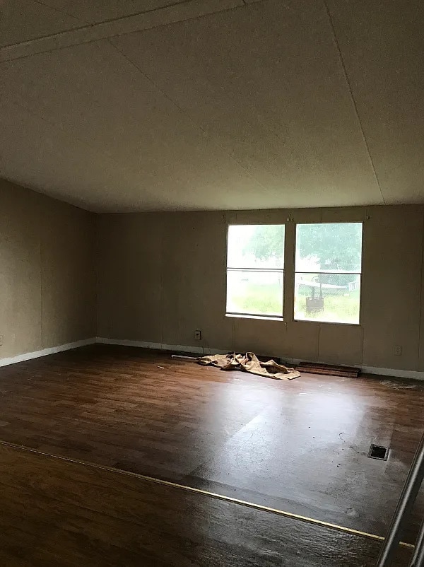 Building Photo - 3 Bedroom 2 bathroom