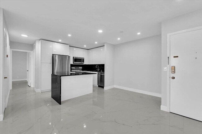 Building Photo - 140 Cypress Club Dr