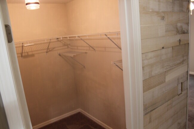 Foto del edificio - 10537 Lake Montauk Dr