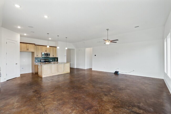 Building Photo - Enjoy country living and serenity in this ...