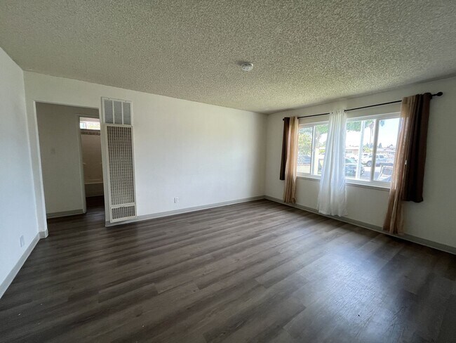 Foto del edificio - 12728 Linnell Ave