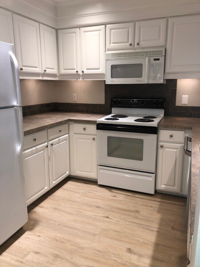 Kitchen - 5150 S Landing Dr