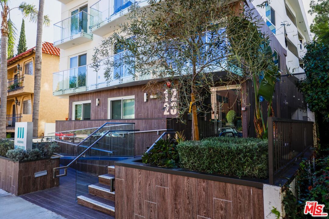 Primary Photo - 1223 Wellesley Ave