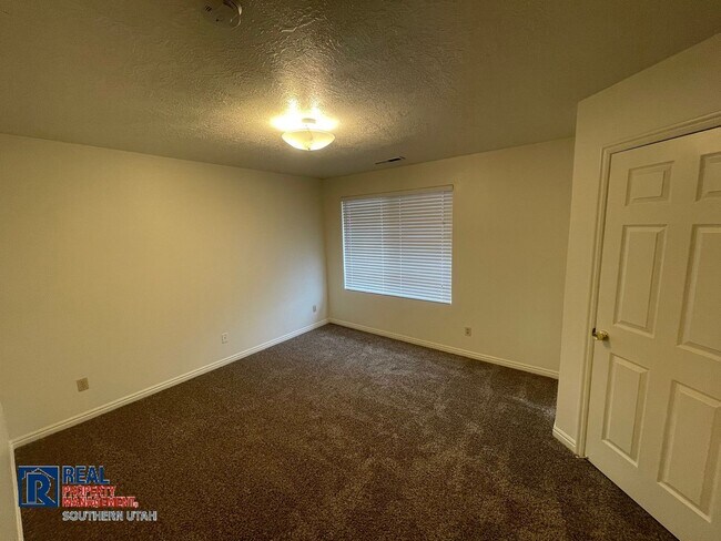 Foto del edificio - Townhome Near College