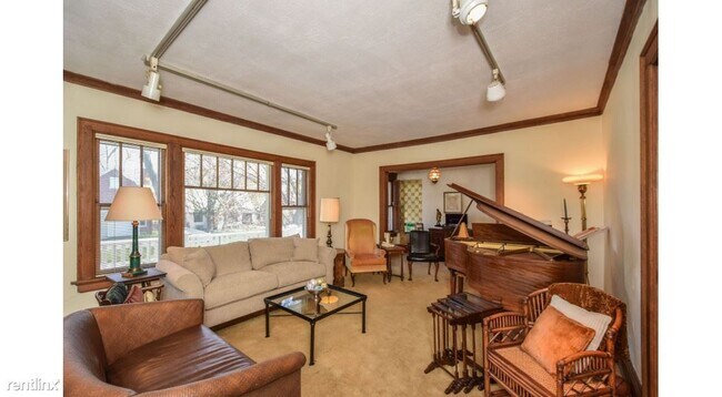 Foto del edificio - 3 br, 1 bath Triplex - 2975 N Downer Ave