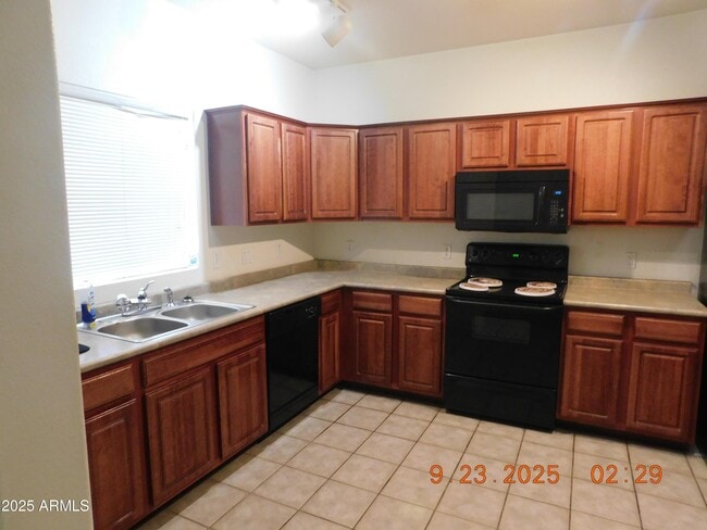 Building Photo - 920 E Devonshire Ave