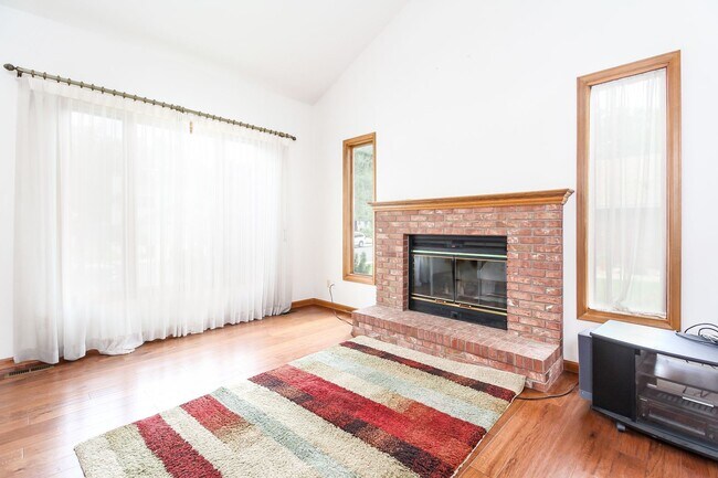 Foto del edificio - Spacious 3-Bedroom Home with Unfinished Basement in Prime Midtown Fort Collins Location