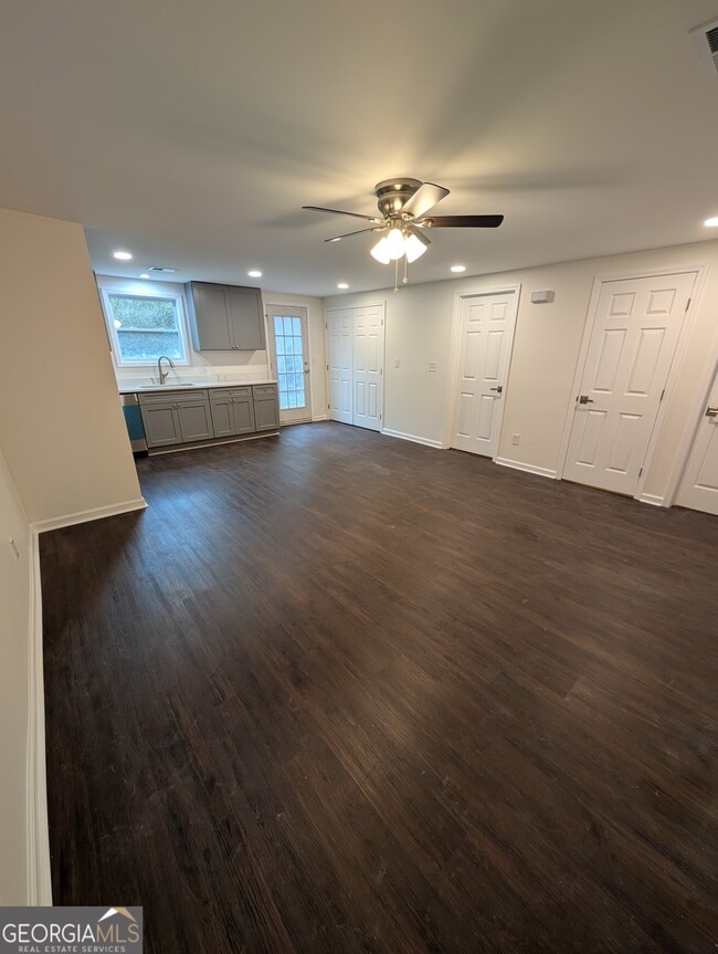 Foto del edificio - 319 Corinth Rd